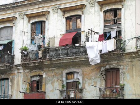 Havana, 25 January 2015Dilapidated house in Agromonte street.Leromlott ?llapot? lak?h?z erk?lyei az Agramonte utc?ban.-stock-foto