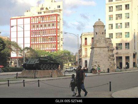 Havana, 26 January 2015Ancient Wall from the 17th Century in Refugio street. Next to it a tank, symbol of the Museum of the Cuban Revolution.A XVII. sz-b?l sz?rmaz? v?rosfal maradv?nya a Refugio utc?ban. Mellette egy p?nc?los, a forradalom m?zeum?nak jelk?pek?nt.-stock-foto