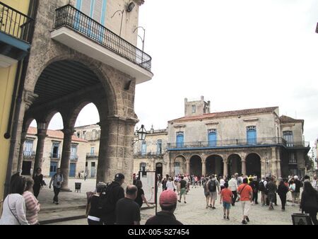 Havana, 25 January 2015The Havana Cathedral square. (16th Century.)A Katedr?lis t?r, Havanna t?rt?nelmi v?rosk?zpontj?nak egyik legszebb tere, turist?kkal. A t?r a XVI. sz-b?l sz?rmazik. A teret k?rbe vev? palt?k koloni?l barokk st?lusban l?tes?ltek.-stock-foto