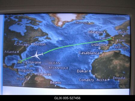 Paris, 24 January 2015Virtual information service screen on an  Air France Boeing 777.A rep?l?g?p helyzet?t kijelz? virtu?lis inform?ci? szolg?ltat?s az Air France l?git?rsas?g Boeing-777 t?pus? rep?l?g?p?n. Az ?l?st?ml?kra felszerelt k?perny?k?n folyamatosan l?tni lehet a g?p helyzet?t ?s halad?si ir?ny?t.-stock-foto