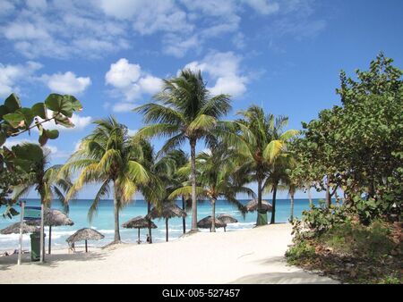 Varadero (Cuba), 29 January 2015Worldwide famous cuban tropical beach.Az Hicacos-f?lsziget (Varadero) partja. Az Atlanti-?ce?nba ?kel?d? Hicacos-f?lsziget 18 km hossz?  ?s 0,5-2,5 km sz?les. A k?znyelv csak Varader?nak h?vja, f? telep?l?se, Varadero miatt. Kuba vil?gh?r? ?d?l?hely?nek sz?m?t.-stock-foto