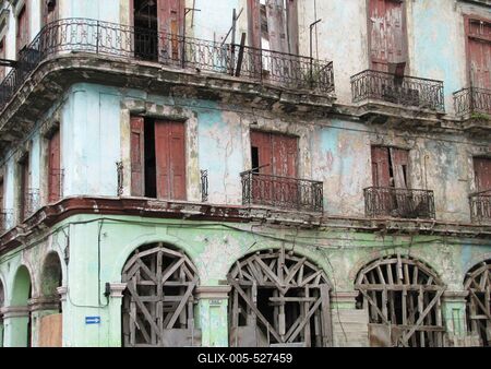 Havana, 25 January 2015One of the lot of dilapidated houses of Havana.Havanna t?m?nytelen omladoz? lak?h?zainak egyike a Capitolium t?szomsz?ds?g?ban fekv? Brasil utca ?s a Paseo de Mart? sug?r?t sark?n.-stock-foto
