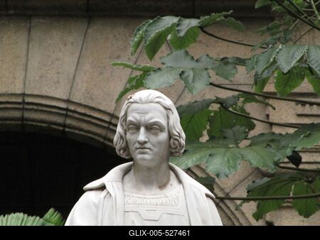 Havana, 25 January 2015Marble statue of Christopher Columbus in the garden of General Captains Palace, Havana.Kolumbusz Krist?f m?rv?nyszobra a F?kapit?nyok Palot?j?ban (Palacio de los Capitanes Generales). A m?alkot?st J. Cucchiari olasz mester k?sz?tette, ?s 1862-ben ?ll?tott?k fel a palota bels? udvar?ban.-stock-foto