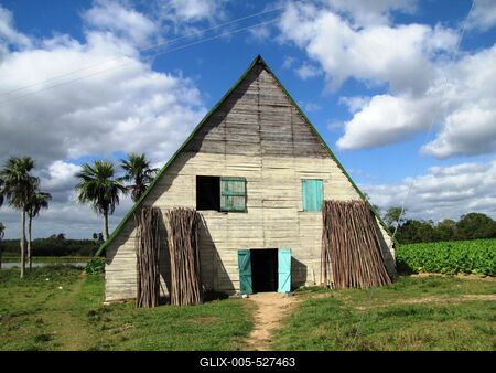Vinales (Cuba), 27 January 2015The tool shed in a Tobacco Plantation in Vinales Valley at 200 km to West from Havana.Doh?ny?ltetv?ny a Havann?t?l 200 kilom?ternyire nyugatra fekv? Vinales-v?lgyben.Szersz?mos pajta egy doh?ny?ltetv?ny mellett a Havann?t?l 200 km-nyire nyugatra fekv?Vinales-v?lgyben.-stock-foto