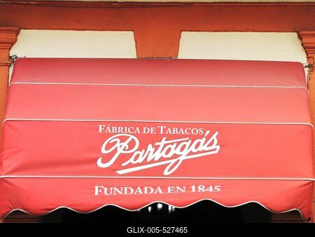 Havana, 25 January 2015The world-famous Cuban Partagas cigar and tobacco former factory. Now industrial museum and cigar shop.A Partagas vil?gh?r? kubai szivar- ?s doh?nygy?r egykori ?p?let?nek bej?rati rekl?mja. Az ?p?let jelenleg ipari m?zeum, ?s szivar?zlet.-stock-foto