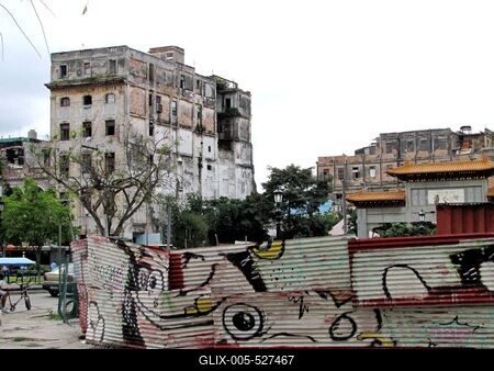 Havana, 25 January 2015Run-down apartment buildings in Havana downtown.Lerobbant havannai lak??p?letek a belv?rosban.-stock-foto