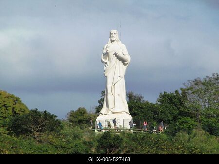 Havana, 25 January 2015Statue of Christ of Havana on the La Cabana Hill in the Morro peninsula.A Havannai Krisztus szobor a Morro-f?lsziget La Cabana dombj?n. A 20 m?ter magas carrarai m?rv?ny alkot?s  Jilma Madera kubai szobr?sz nev?hez f?z?dik, ?s 1958-ban avatt?k f?l.-stock-foto