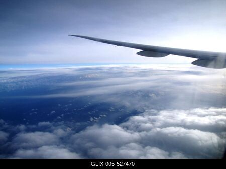 Paris, 24 January 2015The wing of a Boeing 777 aircraft flying over Atlantic ocean.Az Air France l?git?rsas?g  Atlanti-?ce?n f?l?tt rep?l? Boeing-777 t?pus? rep?l?g?p?nek sz?rnya a g?p ablak?b?l.-stock-foto