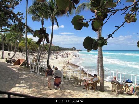 Varadero (Cuba), 29 January 2015Worldwide famous cuban tropical beach.Az Hicacos-f?lsziget (Varadero) partja. Az Atlanti-?ce?nba ?kel?d? Hicacos-f?lsziget 18 km hossz?  ?s 0,5-2,5 km sz?les. A k?znyelv csak Varader?nak h?vja, f? telep?l?se, Varadero miatt. Kuba vil?gh?r? ?d?l?hely?nek sz?m?t.-stock-foto