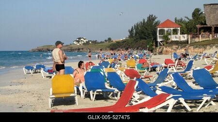 Varadero (Cuba), 2 February 2015Beach of Varadero, Cuba. Strandol?k a varader?i tengerparton, az Hicacos-f?lszigeten, Kuba vil?gh?r? ?d?l? vid?k?n.-stock-foto