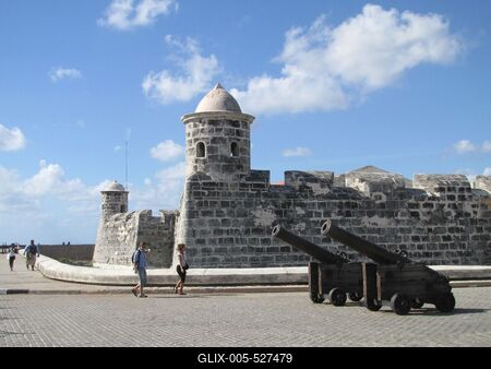 Havana, 26 January 2015San Salvador de la Punta fortress at the mouth of the harbor.A San Salvador de la Punta v?r a kik?t? torkolat?ban. 1590-1630 k?z?tt ?p?lt, hogy a Morro v?rral egy?tt v?dje Havann?t ?s kik?t?j?t a kal?zokt?l ?s a betolakad?kt?l.-stock-foto