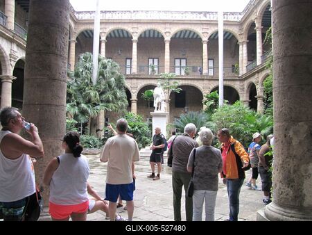 Havana, 25 January 2015Tourists in the General Captains Palace (Palacio de los Capitanes Generales) in Old Havana's main square, the Plaza de Armas.Turist?k a F?kapit?nyok Palot?j?ban (Palacio de los Capitanes Generales) Havanna ?v?ros?nak f?ter?n, a Plaza de Armas-on. 1791-ben ?p?lt fel. Kezdetben a korm?nyz?s?g, majd 1920-t?l a k?zt?rsas?gi eln?ks?g sz?khelye volt. Jelenleg Havanna helyt?rt?neti m?zeum?nak ad otthont.Turist?k a F?kapit?nyok Palot?j?nak (Palacio de los Capitanes Generales) bels? udvar?ban. A palota 1791-ben ?p?lt fel. Kezdetben a korm?nyz?s?g, majd 1920-t?l a k?zt?rsas?gi eln?ks?g sz?khelye volt. Jelenleg Havanna helyt?rt?neti m?zeum?nak ad otthont.-stock-foto