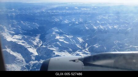 P?rizs, 4 February 2015The sight of the Alps from the window of a passenger plane.Az Alpok l?tv?nya egy utassz?ll?t? rep?l?g?p ablak?b?l.-stock-foto