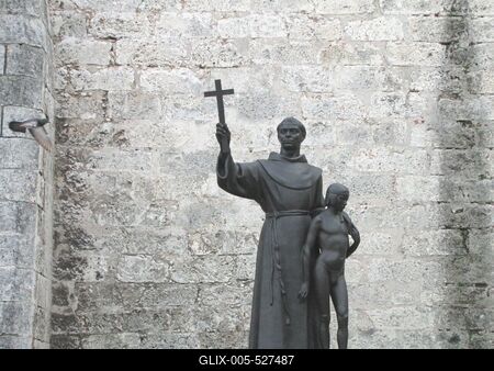 Havana, 25 January 2015Statue of  missionary monk Junipero Serra, the founder of California with a native boy in St. Francis square of Havana.Jun?pero Serra misszion?rius szerzetes, Kalifornia alap?t?j?nak szobra, bennsz?l?tt kisfi?val az oldal?n a Szent Ferenc templom t?v?ben. Jun?pero Serra 1713-1784 k?z?tt ?lt, ?s 1988-ban boldogg? avatt?k R?m?ban. Horacio de Egu?a Quintana spanyol szobr?sz 1965-ben k?sz?lt alkot?s?nak m?solata.-stock-foto