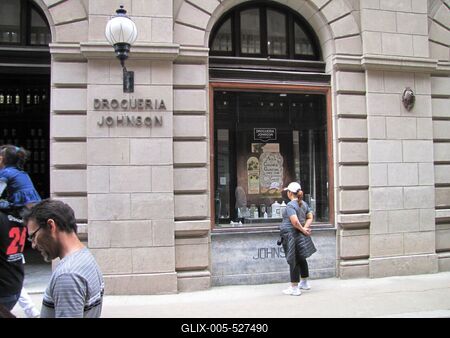 Havana, 25 January 2015The 18th Century Johnson pharmacy and drugstore interior.A XVIII. sz-b?l sz?rmaz? Johnson patika ?s drog?ria belseje.-stock-foto