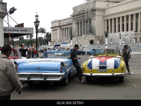 Havana, 25 January 2015Old-timers from the fifties of the 20th Century, used as taxis.A XX. sz. ?tvenes ?veib?l sz?rmaz? r?gi bat?rok Havanna belv?ros?ban. Taxinak haszn?lj?k ?ket.-stock-foto