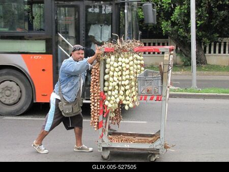 Havana, 25 January 2015Cuban onion and garlic vendor in Miramar Havana district.Hagyma- ?s fokhagyma?rus Havanna Miramar ker?let?ben.-stock-foto