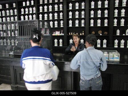 Havana, 25 January 2015The 18th Century Johnson pharmacy and drugstore interior.A XVIII. sz-b?l sz?rmaz? Johnson patika ?s drog?ria belseje.-stock-foto