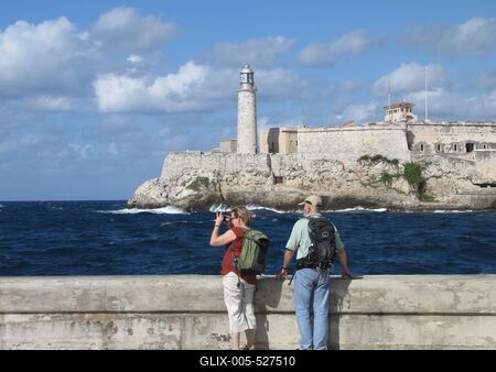 Havana, 25 January 2015Touristst in front of the Morro fortress at the entrance to the Havana harbor.Turist?k a Morro er?d?tm?nnyel szemk?zti parton a havannai kik?t? bej?rat?n?l. A Morro h?rom kir?lya (Castillo de los Tres Reyes Magos del Morro) n?vre keresztelt v?rat Juan Bautista Antonelli m?rn?k tervezte 1585-ben. A v?rfal alatt jobbra a kik?t?i szoros l?that?.-stock-foto