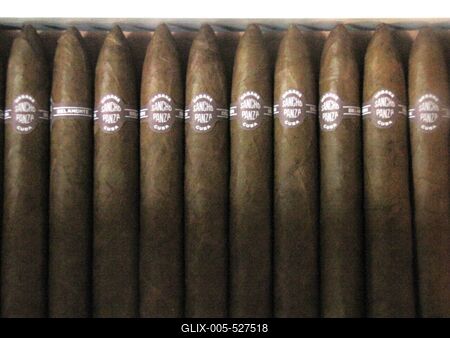 Havana, 25 January 2015Supply of worldwide famous cuban Cigars in the Partagas former factory cigar shop.Szivarf?l?k a Partagas vil?gh?r? kubai szivar- ?s doh?nygy?r egykori ?p?let?nek boltj?ban. Az ?p?let  ipari m?zeumnak ad otthont, ?s szivar?zlet m?k?dik benne.-stock-foto