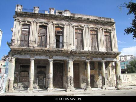 Havana, 26 January 2015Delapidated house in Paseo Marty Avenue.Lerobbant lak?h?z a Paseo Mart? sug?r?ton.-stock-foto