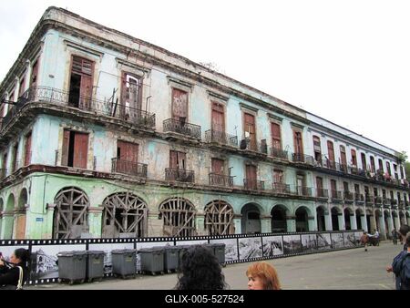 Havana, 25 January 2015One of the lot of dilapidated houses of Havana.Havanna t?m?nytelen omladoz? lak?h?zainak egyike a Capitolium t?szomsz?ds?g?ban fekv? Brasil utca ?s a Paseo de Mart? sug?r?t sark?n.-stock-foto