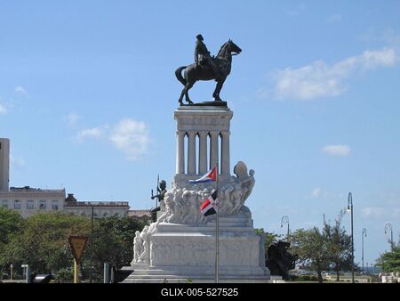Havana, 26 January 2015Monument of General Maximo G?mez, fighter against colonialism. Maximo G?mez (1836-1905)  t?bornok eml?km?ve a Malec?n parton. Maximo G?mez Kuba f?ggetlens?g??rt harcolt a spanyolok ellen. Spanyol t?bornokk?nt szembefordult Spanyolorsz?g gyarmatos?t?s?val.Eml?km?v?t Antonio Gamba olasz mester alkotta, ?s 1935-ben avatt?k fel.-stock-foto