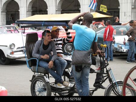 Havana, 25 January 2015Bicycle taxi.Kubai biciklistaxisok besz?lgetnek egy ismer?s?kkel Havanna belv?ros?ban.-stock-foto