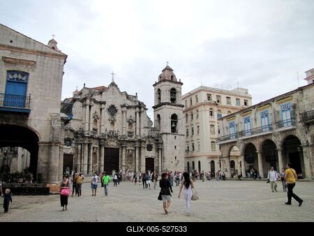 Havana, 25 January 2015The Cathedral square built in the 16th Century.A XVI. sz-ban ?p?lt Katedr?lis t?r (Plaza de la Catedral). (Sz?let?si nev?n Plaza de la Si?naga.) Szemben az 1748-1832 k?z?tt ?p?lt Virgen Mar?a de la Concepci?n Inmaculada katedr?lis. Jobbra  az 1741-ben ?p?lt Arcos palota (Casa del Marqu?s de Arcos). Balra az 1760-ban ?p?lt Aguas Calaras palota (Casa el Marqu?s de Aguas Claras). A t?ren turist?k.-stock-foto