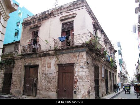 Havana, 25 January 2015Dilapidated house in Havana centre.Omladoz? lak?h?z a belv?rosi Agiar ?s Muralla utca sark?n.-stock-foto
