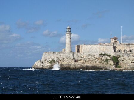 Havana, 25 January 2015The Morro fortress at the entrance to the Havana harbor.A Morro er?d?tm?ny a havannai kik?t? bej?rat?n?l. A Morro h?rom kir?lya (Castillo de los Tres Reyes Magos del Morro) n?vre keresztelt v?rat Juan Bautista Antonelli m?rn?k tervezte 1585-ben. A v?rfal alatt a kik?t?i szoros l?that?.-stock-foto