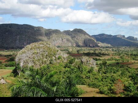 Vinales (Cuba), 27 January 2015The Mogotes of Vinales, declared by the UNESCO the natural heritage of humanity. The Mogotes were born 200 millions of years ago.A Mogotes-ek: cukors?vegszer? karsztk?p alak? mag?nyos hegyek a Havann?t?l 200 kilom?ternyire nyugatra fekv? Vinalesn?l (Pinar del Rio tartom?ny). A Guaniguanico hegyl?nc r?sz?t k?pez? Sierra de los Organos hegy Mogotesei kb. 200 milli? ?vvel ezel?tt keletkeztek a Jura f?ldt?rt?neti korban, a Tri?sz ?s a Kr?ta kor k?z?tt. Az UNESCO az emberis?g term?szeti ?r?ks?g?v? nyilv?n?totta a Vinalesi Mogotes-eket.-stock-foto