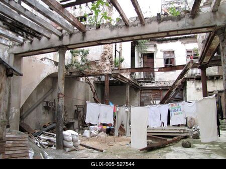 Havana, 25 January 2015Dilapidated house garden in the downtown.Sz?rad? ruh?k egy belv?rosi romos lak?h?z udvar?n.-stock-foto