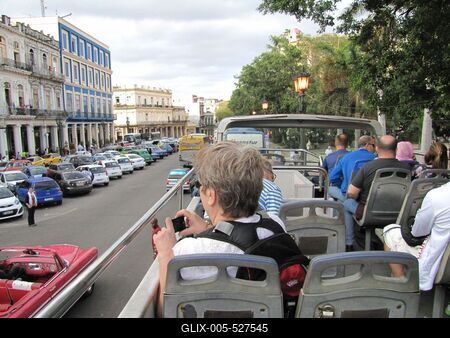Havana, 25 January 2015Tourist city bus Hop-on Hop-off.Turist?kat sz?ll?t? Hop-on Hop-off v?rosn?z? aut?busz a Paseo Marty sug?r?ton. Balra sz?llod?k.-stock-foto