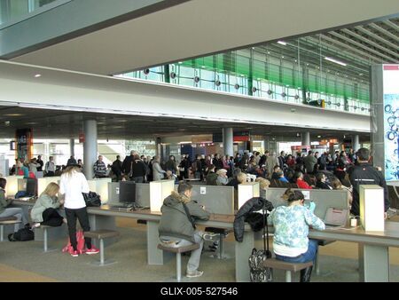 Paris, 24 January 2015The Paris-Charles De Gaulle Airport's interior detail with people using Internet. A p?rizsi Charles De Gaulle nemzetk?zi rep?l?t?r utaster?nek r?szlete, el?t?rben internetez? emberekkel.-stock-foto