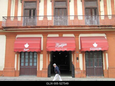 Havana, 25 January 2015The world-famous Cuban Partagas cigar and tobacco former factory. Now industrial museum and cigar shop.A Partagas vil?gh?r? kubai szivar- ?s doh?nygy?r egykori ?p?lete Havann?ban. Jelenleg ipari m?zeum, ?s szivar?zlet.-stock-foto