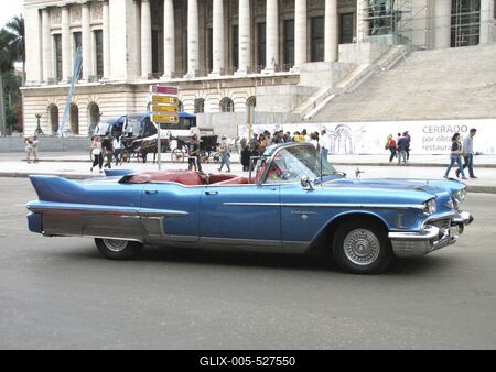 Havana, 25 January 2015Old-timer from the fifties of the 20th Century, used as taxis.A XX. sz. ?tvenes ?veib?l sz?rmaz? r?gi bat?r Havanna belv?ros?ban. Taxinak haszn?lj?k.-stock-foto