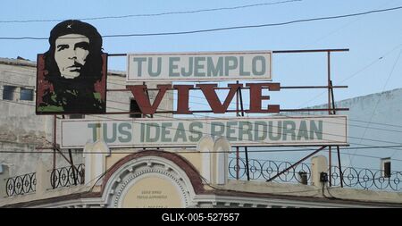 Cienfuegos (Cuba), 31 January 2015Emblem of Ernesto Che Guevara on the top of a Cienfuegos building. His text: "Your example goes on, your thoughts are the test of time".Ernesto Che Guevara eml?k?t ?rz? felirat egy cienfuegosi ?p?let tetej?n. Sz?vege: "p?ld?d tov?bb ?l, gondolataid ?llj?k az id?k pr?b?j?t".-stock-foto