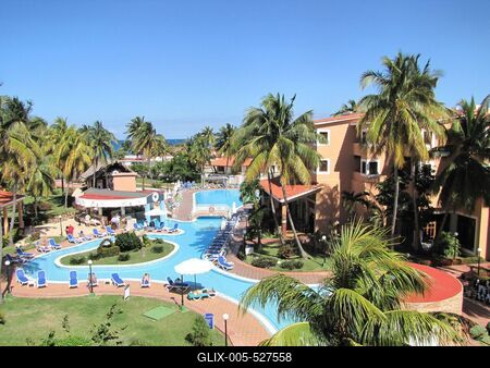 Varadero (Kuba), 2015. janu?r 30.Park of the Be Live Las Morlas Resort in Varadero.A Be Live Las Morlas sz?lloda parkja ?s f?rd?medenc?je az Hicacos-f?lsziget (Varadero) partj?n. Az Atlanti-?ce?nba ?kel?d? Hicacos-f?lsziget 18 km hossz?  ?s 0,5-2,5 km sz?les. A k?znyelv csak Varader?nak h?vja, f? telep?l?se, Varadero miatt. Kuba vil?gh?r? ?d?l?hely?nek sz?m?t.-stock-foto