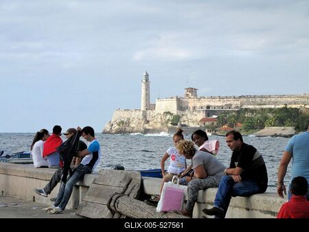 Havana, 25 January 2015Cubans at the entry of Havana harbor with the Morro fortress walls behind them.A Morro er?d?tm?ny falai a havannai kik?t? bej?rat?n?l. A Morro h?rom kir?lya (Castillo de los Tres Reyes Magos del Morro) n?vre keresztelt v?rat Juan Bautista Antonelli m?rn?k tervezte 1585-ben. A v?rfal alatt a kik?t?i szoros l?that?.Pihen? kubaiak a Morro er?d?tm?nnyel szemk?zti parton a havannai kik?t? torkolat?n?l. A Morro h?rom kir?lya (Castillo de los Tres Reyes Magos del Morro) n?vre keresztelt v?rat Juan Bautista Antonelli m?rn?k tervezte 1585-ben. A v?rfal alatt a kik?t?i szoros l?that?.-stock-foto