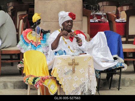 Havana, 25 January 2015Embroidering Cuban woman at the Cathedral Square.H?mz? kubai asszony a Katedr?lis t?ren. Munk?it k?n?lja a turist?knak.-stock-foto