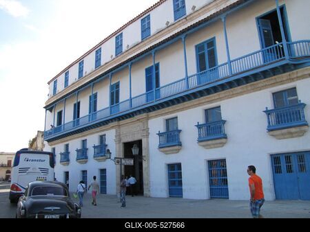Havana, 25 January 2015The Craft Palace. Shops of Craft and flklore articles.A k?zm?ipari palota (Palacio de la Artesania). K?zm?ipari ?s n?pm?v?szeti term?keket ?rus?tanak benne.-stock-foto