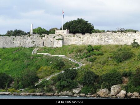 Havana, 25 January 2015The Morro fortress walls at the entrance to the Havana harbor.A Morro er?d?tm?ny falai a havannai kik?t? bej?rat?n?l. A Morro h?rom kir?lya (Castillo de los Tres Reyes Magos del Morro) n?vre keresztelt v?rat Juan Bautista Antonelli m?rn?k tervezte 1585-ben. A v?rfal alatt a kik?t?i szoros l?that?.A Morro er?d?tm?ny falai a havannai kik?t? bej?rat?n?l. A Morro h?rom kir?lya (Castillo de los Tres Reyes Magos del Morro) n?vre keresztelt v?rat Juan Bautista Antonelli m?rn?k tervezte 1585-ben. A v?rfal alatt a kik?t?i szoros l?that?.-stock-foto