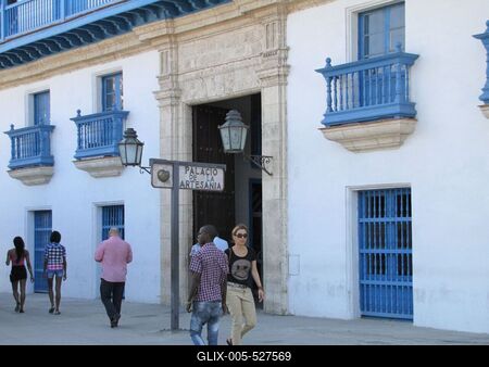 Havana, 25 January 2015The Craft Palace. Shops of Craft and flklore articles.A k?zm?ipari palota (Palacio de la Artesania). K?zm?ipari ?s n?pm?v?szeti term?keket ?rus?tanak benne.-stock-foto
