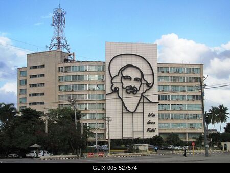 Havana, 26 January 2015The Cuban Transport and Communications Ministry with revolutionary Camilo Torres portrait by saying: You're doing fine, Fidel.A kubai k?zleked?si ?s t?vk?zl?si miniszt?rium ?p?lete Camilo Torres forradalm?r arck?p?t ?br?zol? domborm?vel. Alatta egyik mond?s?val: J?l csin?lod, Fidel. A miniszt?rium a Forradalom ter?n (Plaza de la Revoluci?n) tal?lhat?.-stock-foto