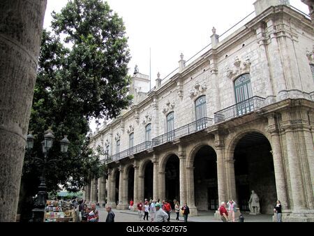 Havana, 25 January 2015The General Captains Palace (Palacio de los Capitanes Generales) in Old Havana's main square, the Plaza de Armas.A F?kapit?nyok Palot?ja (Palacio de los Capitanes Generales) Havanna ?v?ros?nak f?ter?n, a Plaza de Armas-on. 1791-ben ?p?lt fel. Kezdetben a korm?nyz?s?g, majd 1920-t?l a k?zt?rsas?gi eln?ks?g sz?khelye volt. Jelenleg Havanna helyt?rt?neti m?zeum?nak ad otthont.-stock-foto