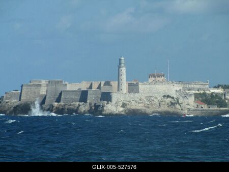 Havana, 25 January 2015The Morro fortress at the entrance to the Havana harbor.A Morro er?d?tm?ny a havannai kik?t? bej?rat?n?l. A Morro h?rom kir?lya (Castillo de los Tres Reyes Magos del Morro) n?vre keresztelt v?rat Juan Bautista Antonelli m?rn?k tervezte 1585-ben. A v?rfal alatt a kik?t?i szoros l?that?.-stock-foto