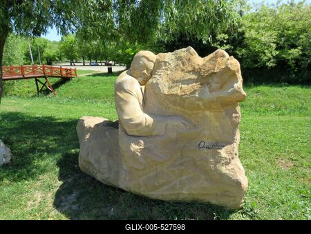 B?nk, 13 May 2018Statue of Jazz pianist Oscar Peterson at the Lake of B?nk (Northern Hungary).Oscar Peterson (1925-2007) jazz zongorista szobra a B?nki-t? partj?n. Gy?rfy Lajos 2016-ban k?sz?lt szobra.-stock-foto