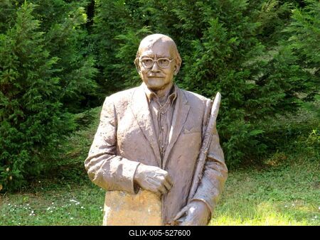 B?nk, 13 May 2018Statue of Joe Mur?nyi, American jazz clarinettist, composer and critic of Hungarian origin; the last clarinettist of Louis Armstrong.Joe Mur?nyi (1928-2012) magyar sz?rmaz?s? amerikai jazz-klarin?tos, zeneszerz? ?s kritikus; Louis Armstrong utols?, s egyetlen feh?r klarin?tos?nak szobra a B?nki-t? partj?n. Alkot?ja: Gy?rfy Lajos (2014).-stock-foto