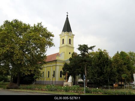 Balástya - Hungary - Church and Trianon memorila-stock-foto